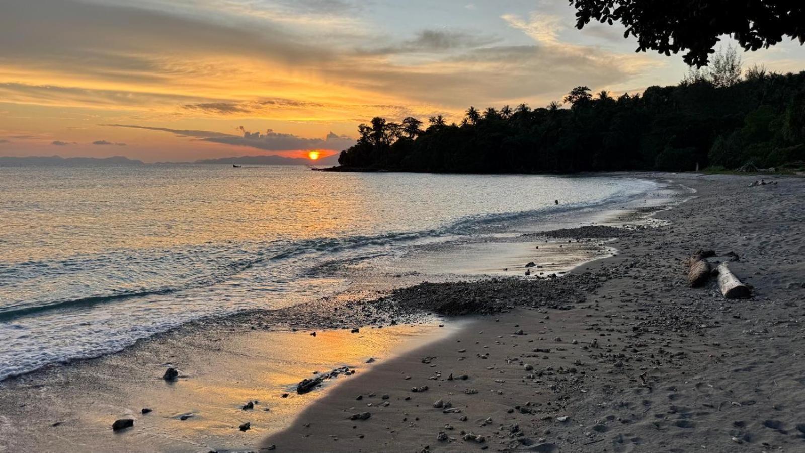 Sunset Beach Resort Weh Sabang  Exteriör bild